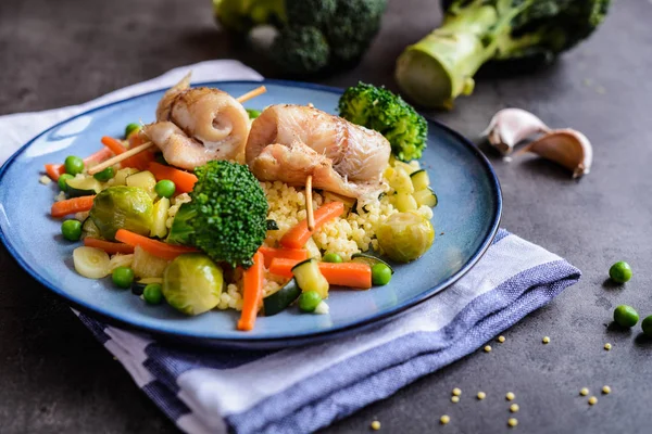 Rostad torsk rullar med hirs och kokt grönsak — Stockfoto