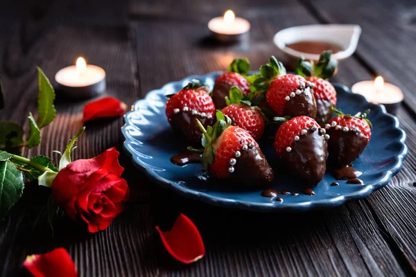 Căpșuni acoperite cu ciocolată cu stropi pentru Ziua Îndrăgostiților Fotografie de stoc