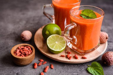 Lychee, goji ve kireç ile sağlıklı güler yüzlü             