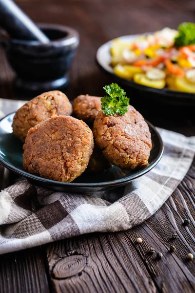 Buñuelos vegetarianos hechos de trigo sarraceno, frijol, puerro, adornados con papa y verduras al vapor — Foto de Stock