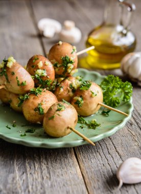 Sarımsak ve maydanoz ile mantar şiş ızgara