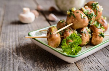 Sarımsak ve maydanoz ile mantar şiş ızgara