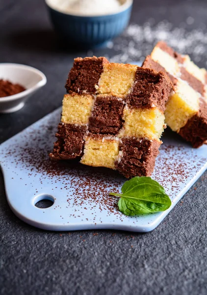 Pastel de tablero de ajedrez con limadura de coco —  Fotos de Stock