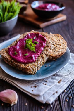 Keten tohumu ve sarımsak ile yayılan kırmızı pancar