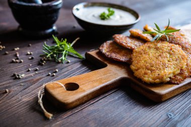 Kızarmış hindi eti, patates, peynir ve otlar ile lezzetli gözleme