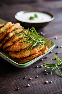 Kızarmış hindi eti, patates, peynir ve otlar ile lezzetli gözleme