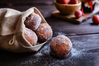 Bomboloni - İtalyan çörek çilek reçeli ile doldurulmuş