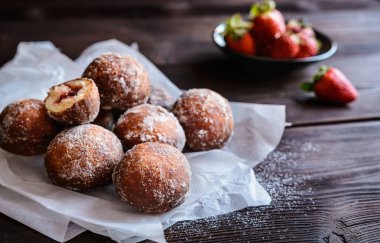 Bomboloni - İtalyan çörek çilek reçeli ile doldurulmuş
