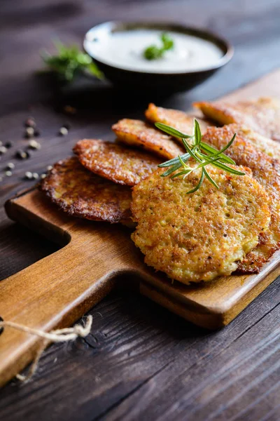 Kızarmış hindi eti, patates, peynir ve otlar ile lezzetli gözleme