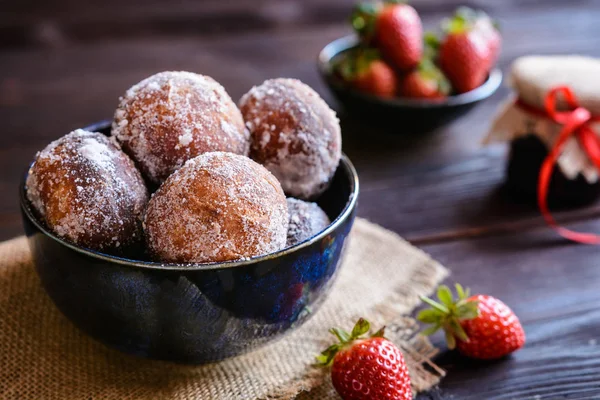 Bomboloni - gogoși italiene umplute cu gem de căpșuni — Fotografie, imagine de stoc