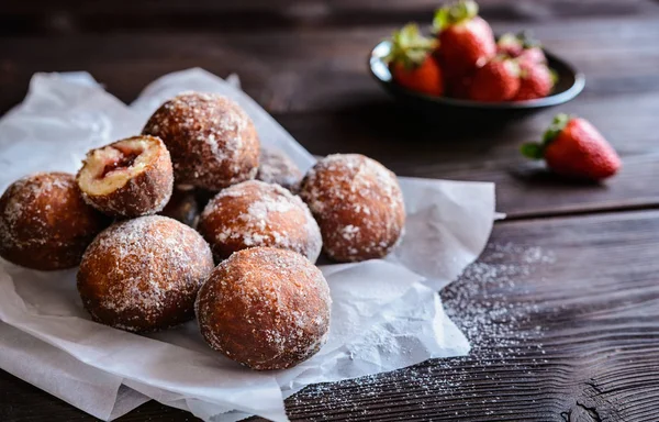 Bomboloni - итальянские пончики с клубничным джемом — стоковое фото