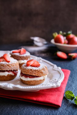 Mini Victoria sünger kek krem şanti ve çilek ile