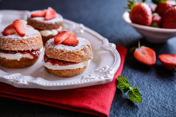 Mini Victoria sponge cakes with whipped cream and strawberries — Stock Photo, Image