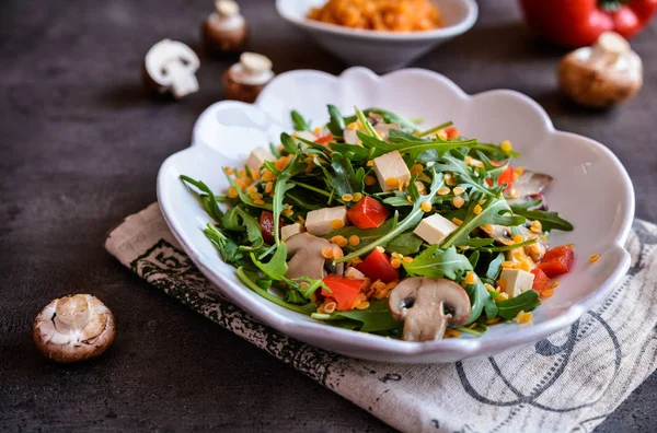 Arugula salad with red lentils, mushrooms, tomato and Tofu cheese — Stock Photo, Image