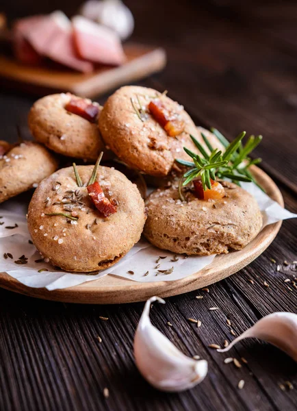 Panecillos de harina de centeno con jamón Schwarzwald, ajo, comino, romero y sal del Himalaya — Foto de Stock