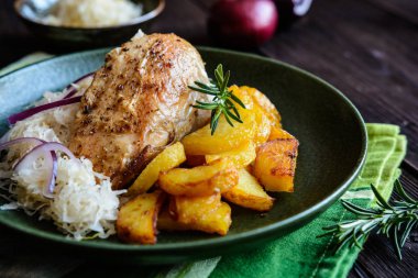 Kavrulmuş tavuk göğsü ile patates, haşlanmış ekşi lahana ve soğan              