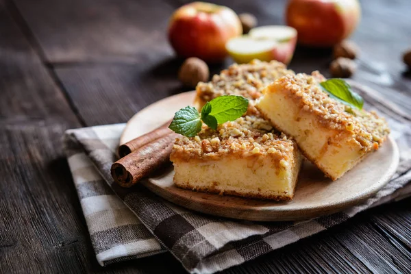 Bolo de frutas com cobertura de maçã e noz — Fotografia de Stock