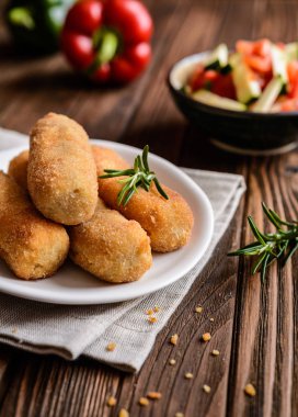 Sebze salatası ile servis tavuk kroket