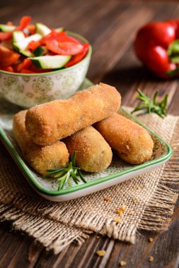 Sebze salatası ile servis tavuk kroket