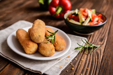 Sebze salatası ile servis tavuk kroket