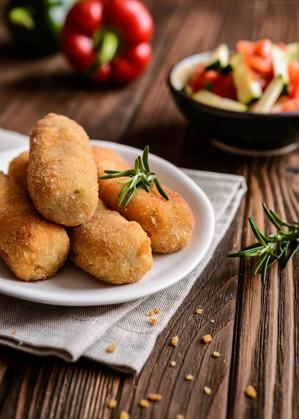 Chicken croquettes served with vegetable salad — Stock Photo, Image