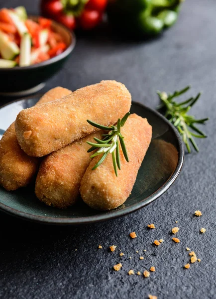 Croquetas de pollo servidas con ensalada de verduras — Foto de Stock