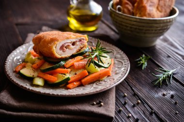 sosis ve peynir ile tavuk göğsü dolması