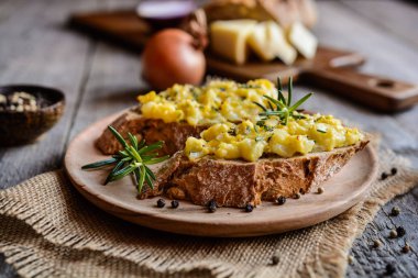 Sahanda yumurta, peynir ve soğan yemek ekmek dilimleri   