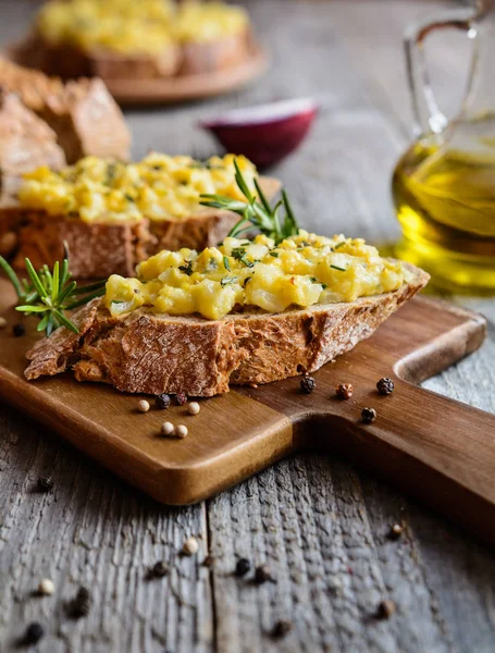 Felii întregi de pâine cu ouă amestecate, brânză și ceapă — Fotografie, imagine de stoc