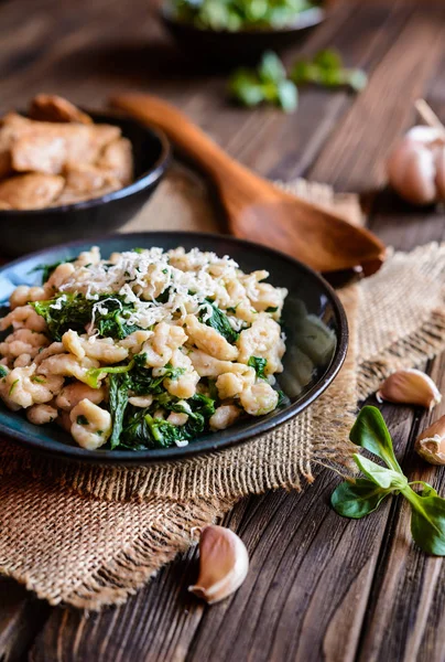 Carne de pollo frito con albóndigas de harina de espelta y espinacas — Foto de Stock