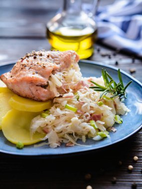 Kızarmış domuz eti ile patates hizmet ekşi lahana ve domuz pastırması parçaları ile doldurulmuş