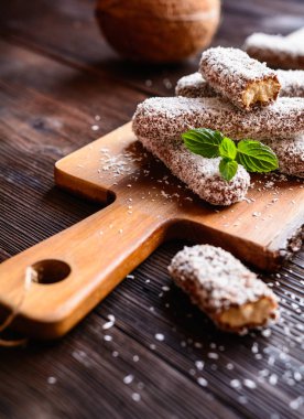 Çikolata ve Hindistan cevizi kaplı Savoiardi