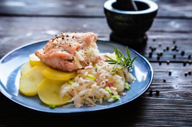 Kızarmış domuz eti ile patates hizmet ekşi lahana ve domuz pastırması parçaları ile doldurulmuş