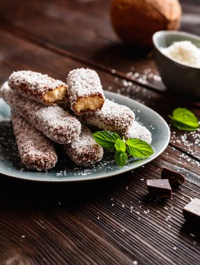 Çikolata ve Hindistan cevizi kaplı Savoiardi