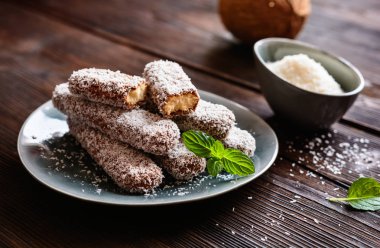 Çikolata ve Hindistan cevizi kaplı Savoiardi