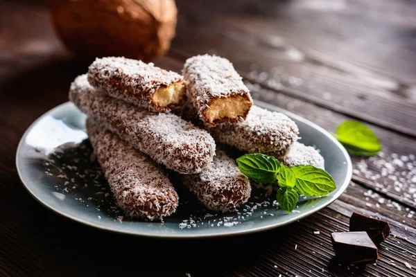 Çikolata ve Hindistan cevizi kaplı Savoiardi — Stok fotoğraf