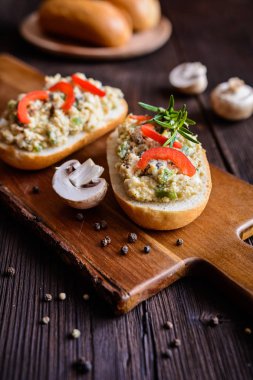 Mantar, biber ve yumurta ile yayılan tavuk eti