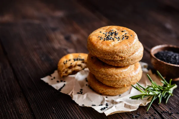 Galletas de queso salado con semillas de comino negro — Foto de Stock