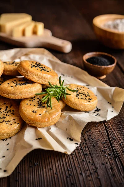 Herzhafte Käsekekse mit Schwarzkümmel — Stockfoto