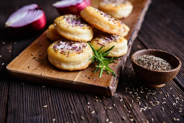 Pasteles salados con cebolla roja y comino — Foto de Stock