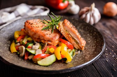 Kızarmış domuz biftek peynir, turşu, hardal ve haşlanmış sebze ile servis doldurulmuş.