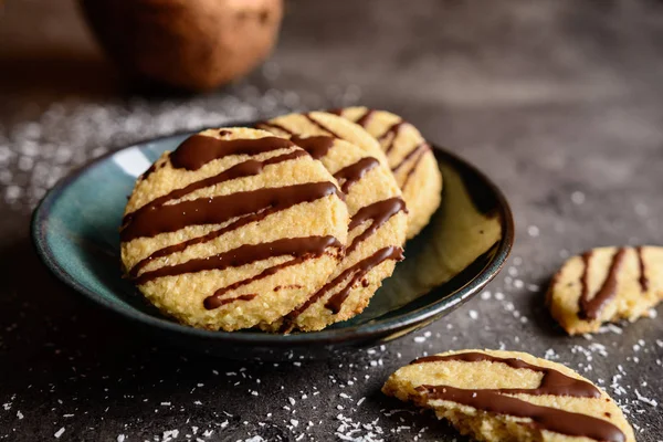 Cookie-uri de nucă de cocos cu glazură de ciocolată — Fotografie, imagine de stoc