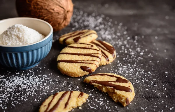 Cookie-uri de nucă de cocos cu glazură de ciocolată — Fotografie, imagine de stoc