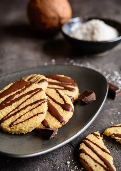 Biscuits à la noix de coco avec glaçage au chocolat — Photo