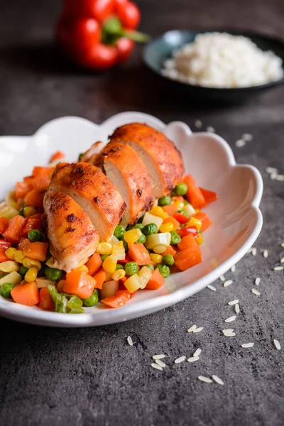 Pečené kuřecí prsa s rýží a dušené zeleninový salát — Stock fotografie