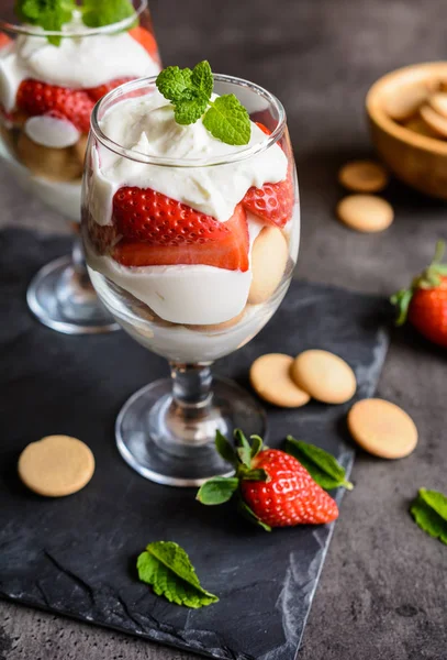 Erdbeer-Tiramisu mit Biskuit — Stockfoto
