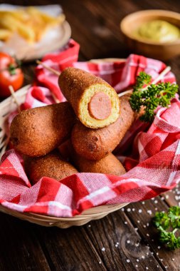 Patates kızartması, ketçap ve hardal ile corndogs