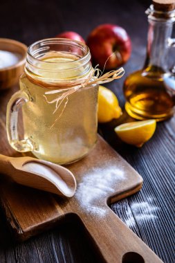 Elma sirkesi, limon ve kabartma soda içmek