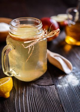 Elma sirkesi, limon ve kabartma soda içmek