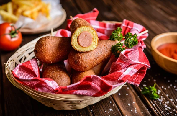 Corndogs med pommes frites, ketchup och senap — Stockfoto